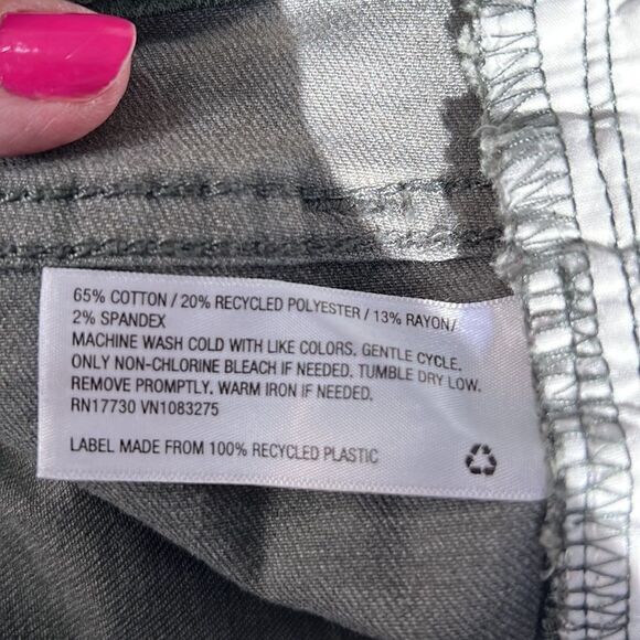 Universal Thread High Rise Crop Camo Jean 18/34 - Picture 3 of 6